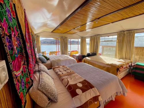 普诺Vip Flotante的一间卧室设有两张床和大窗户