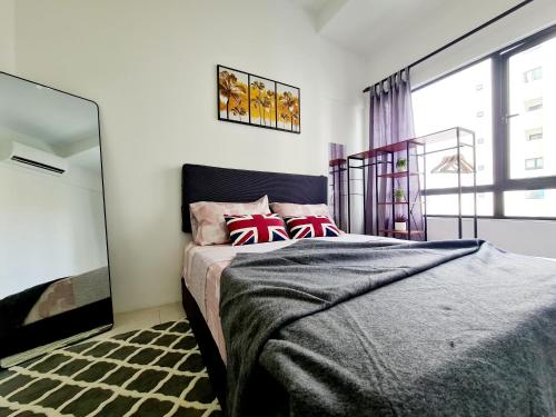 吉隆坡Cozy 6 Guest 2 Rooms VIM3, Desa Parkcity, One Utama, Bandar Menjalara, Kepong, Sri Damansara, Mutiara Damansara, Damansara Perdana, Kota Damansara, Kuala Lumpur的一间卧室设有一张床和一个大窗户