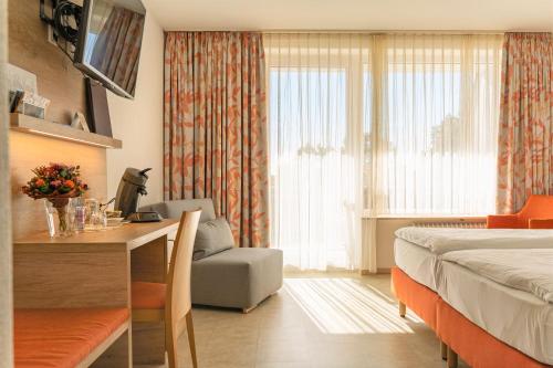 西梅尔恩博尔格施洛申酒店的一间酒店客房,一间设有一张床和一张书桌