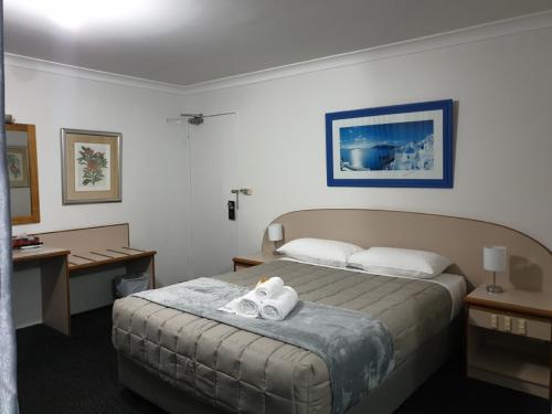 福斯特Forstay Motel的酒店客房,配有带毛巾的床