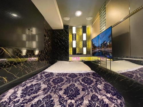 东京Hotel Amethyst的卧室配有一张紫色和白色的床。