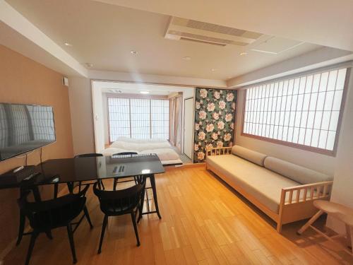 东京东京秋叶原N+酒店的客厅配有沙发、桌子和书桌