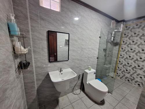 琅勃拉邦Villa KhounSok Sunset的一间带水槽、卫生间和镜子的浴室