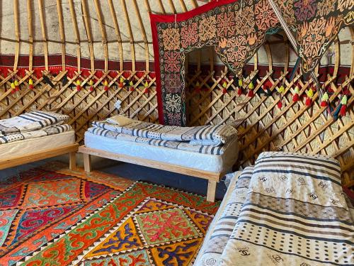博孔巴耶沃Yurt camp Sonun的蒙古包内带两张床的房间