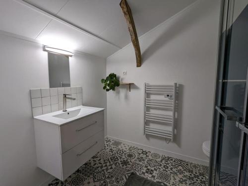 SéreilhacRelax in the Haute Vienne.的白色的浴室设有水槽和镜子