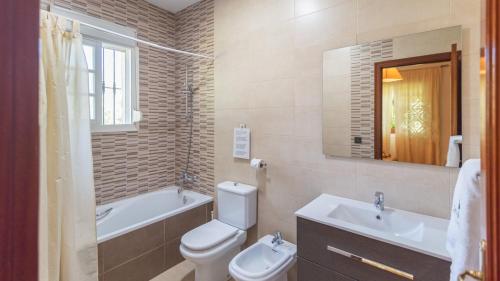 隆达Casa Rural Marquez Ronda by Ruralidays的浴室配有卫生间、浴缸和水槽。