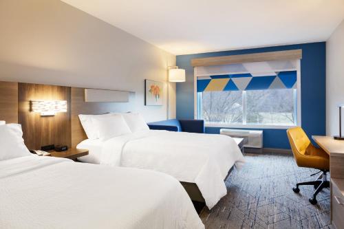 比福德Holiday Inn Express & Suites Buford NE - Lake Lanier Area, an IHG Hotel的酒店客房设有两张床、一张书桌和一个窗户。