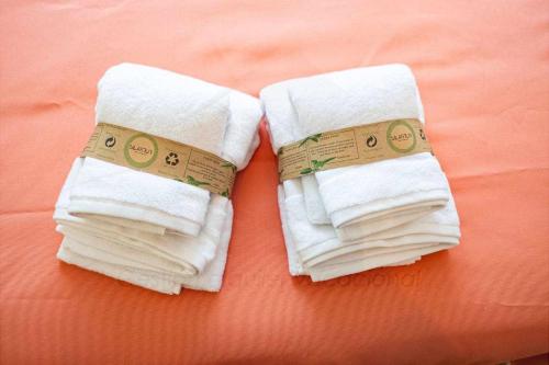 CandanalLa Huertina De Granda的床上的两条毛巾