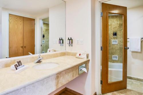 托雷翁托雷翁加莱里亚斯圣日酒店的一间带水槽和镜子的浴室