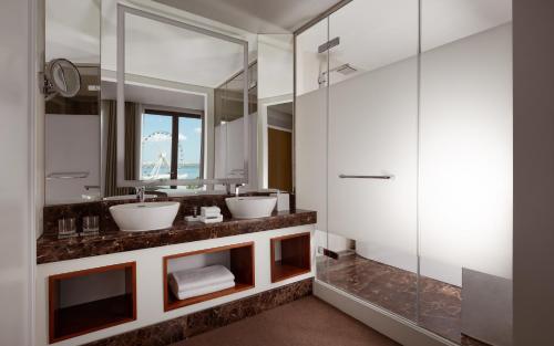巴库Sheraton Baku Intourist的浴室设有2个水槽和镜子