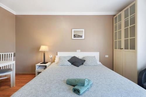 圣乌尔苏拉La Quinta的一间卧室配有一张带两个枕头的床