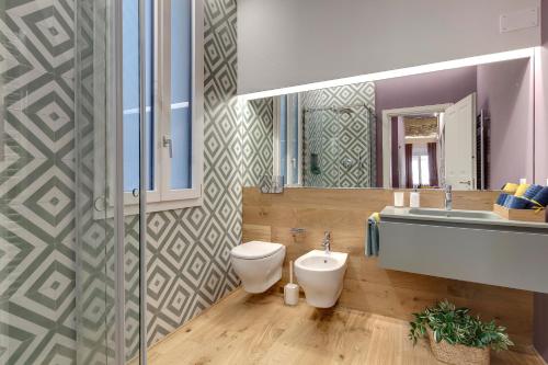 佛罗伦萨Mamo Florence - Aperol & Spritz Apartments的一间带卫生间、水槽和镜子的浴室