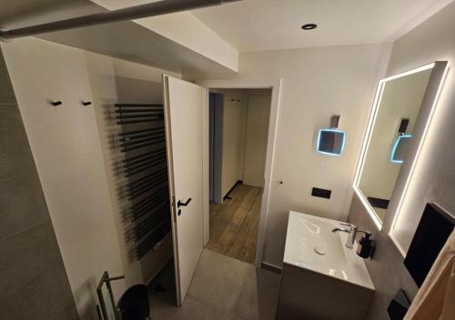 坎彭Boutique Suites Sylt - Kliffkante - Opening August 2023的一间带水槽和镜子的浴室