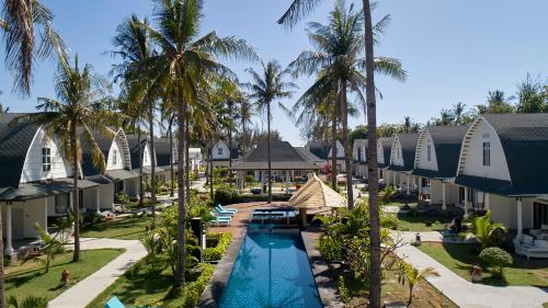 吉利特拉旺安Jambuluwuk Oceano Gili Trawangan的享有度假村的空中景致,设有游泳池和棕榈树