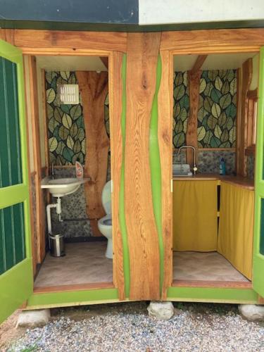 WilpEcostay de Wildernis的一间带卫生间和水槽的小浴室