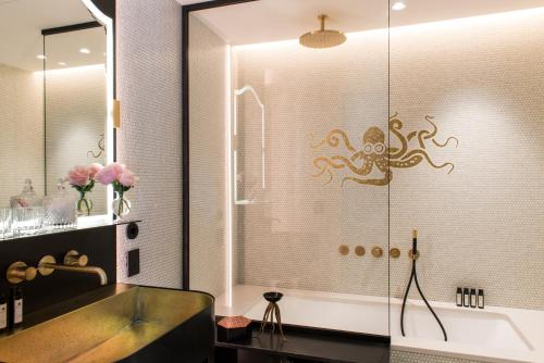 威尼斯Nolinski Venezia - Evok Collection的墙上设有1间带章鱼淋浴的浴室