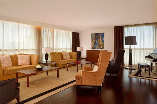 波尔图波尔图喜来登水疗酒店的客厅配有沙发、椅子和桌子