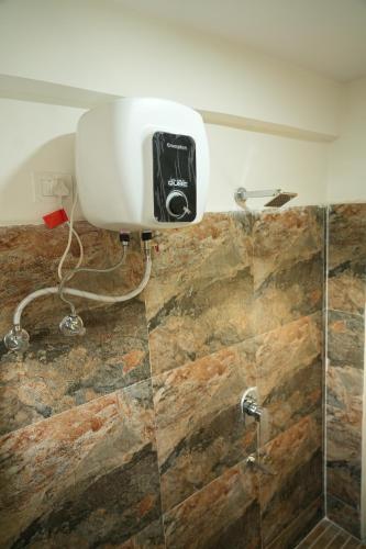 商沙巴5 STAR GRAND- PREMIUM的浴室内配有淋浴和吹风机
