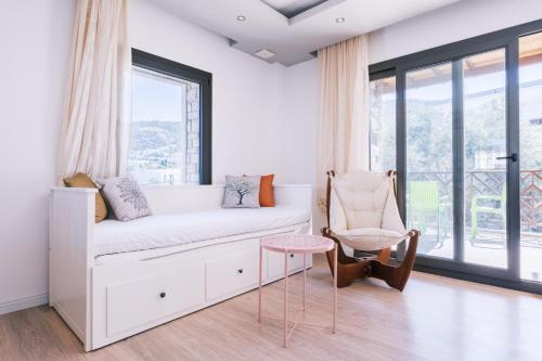 博德鲁姆Chic Flat w Balcony 3 min to Beach in Bodrum的白色的客房配有一张床和椅子