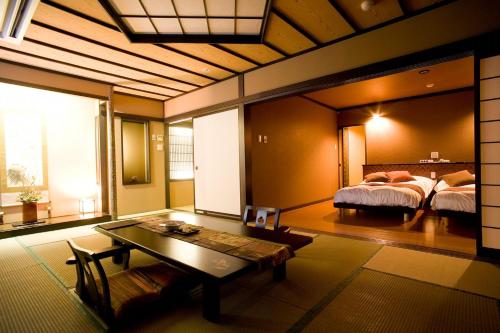 弟子屈町Oyado Kinkiyu Annex SUIKAZURA的卧室配有一张床和一张桌子