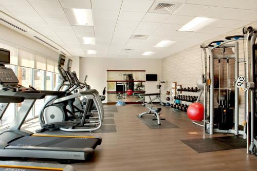 扬克斯威斯特徹斯特县杨克斯万怡酒店的健身房,配有跑步机和健身器材