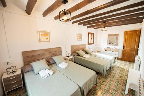 El Pla de ManlleuCasa Rural Cal Martí的一间卧室,配有两张床