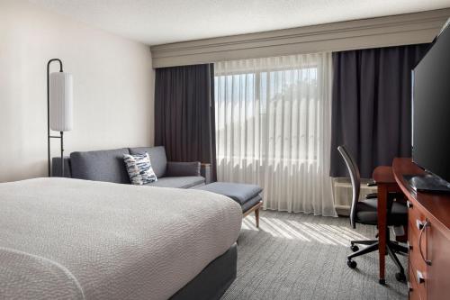 普利茅斯会议费城普利茅斯米庭万怡酒店的酒店客房配有一张床、一把椅子和一张书桌
