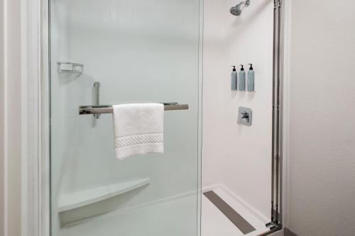 普利茅斯会议费城普利茅斯米庭万怡酒店的玻璃门淋浴和毛巾