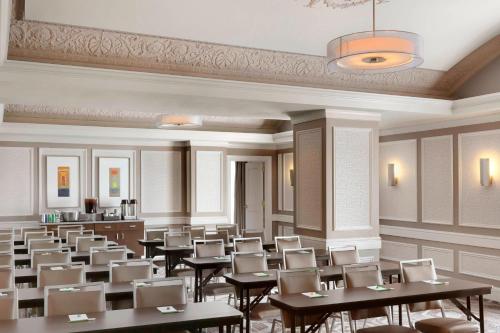 圣路易斯圣路易斯市中心万怡酒店/会议中心的大型客房设有桌椅
