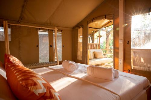 塔里法Dunas Luxury Beach Resort Tarifa的一间帐篷内带两张床的卧室