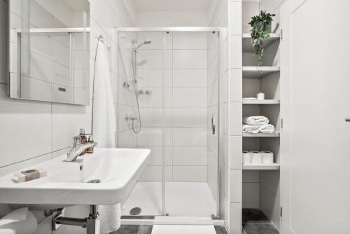 布尔诺Enjoy Downtown Boutique Apartments #13 by Goodnite cz的白色的浴室设有水槽和淋浴。