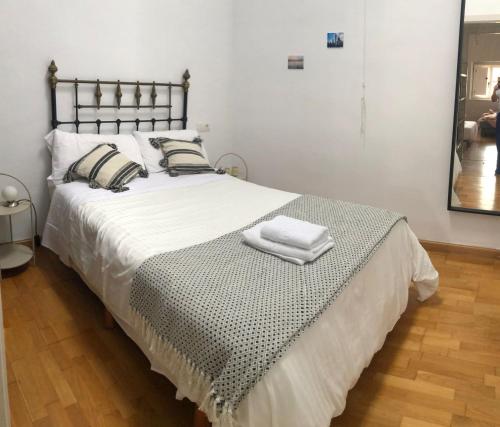 奥维多Casa de los Chilenos的一间卧室配有一张大床和两条毛巾