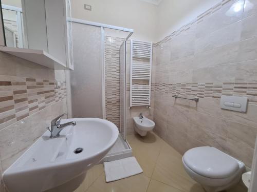 MiletoB&B Villa Mery的白色的浴室设有水槽和卫生间。