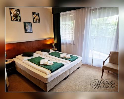 斯克拉斯卡波伦巴沃尔奈拉别墅水疗酒店的一间卧室配有一张带绿色床单的大床