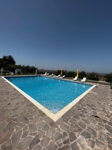 罗马Villa Wuthering Heights的一个带躺椅和蓝色的游泳池