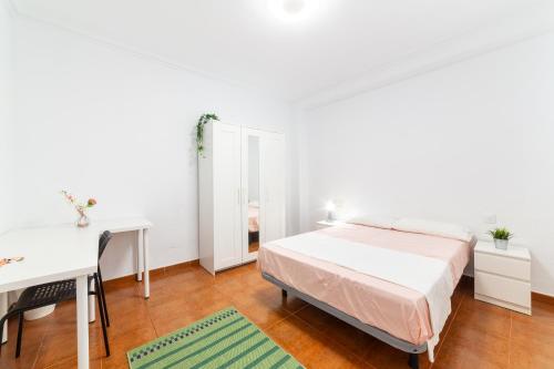 阿尔么丽亚Casa Maruchi - Apartamento的白色卧室配有床和书桌