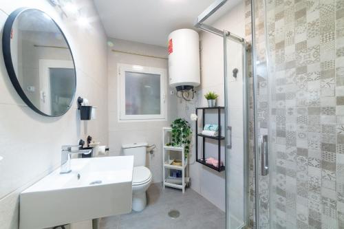 阿尔么丽亚Casa Maruchi - Apartamento的浴室配有卫生间、盥洗盆和淋浴。