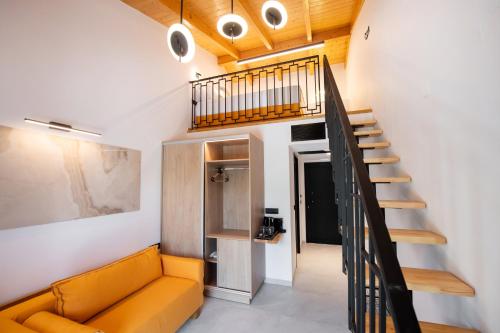 雷夫卡达镇Solvio Boutique Hotel & Spa的带沙发和楼梯的客厅