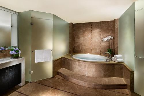 澳门澳门金沙酒店的带浴缸和盥洗盆的浴室