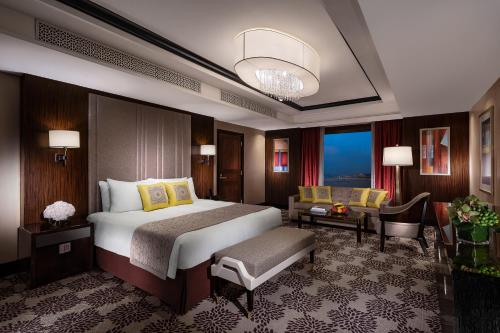 澳门澳门金沙酒店的酒店客房设有一张大床和一张沙发。