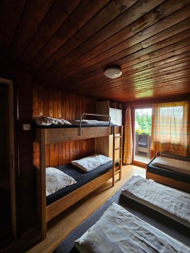 霍茨科波霍尔耶Ruška koča的小屋内带两张双层床的客房