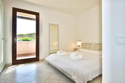 潘泰莱里亚古帝罗赛绿色环保住宅酒店的一间卧室配有带毛巾的床