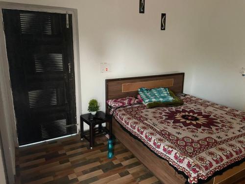 TāoruGreenwood Stay的一间卧室设有一张床和一个窗口