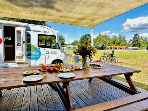 LesznoJulinek CAMP的甲板上的野餐桌,带食物车