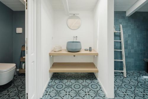 卡洛福泰AltaMarea - Ampi spazi in Centro storico的一间带水槽和卫生间的浴室