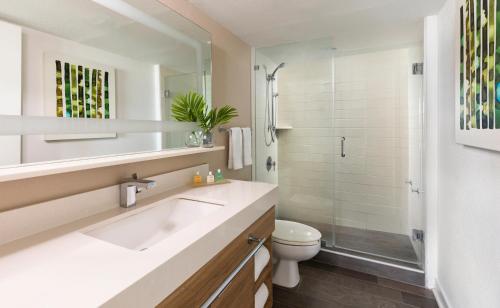伊斯拉莫拉达阿马拉岛度假酒店的一间带水槽、淋浴和卫生间的浴室