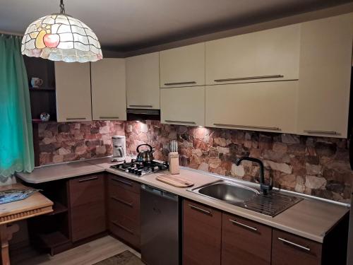扎科帕内Willa Marianna的厨房配有白色橱柜和水槽