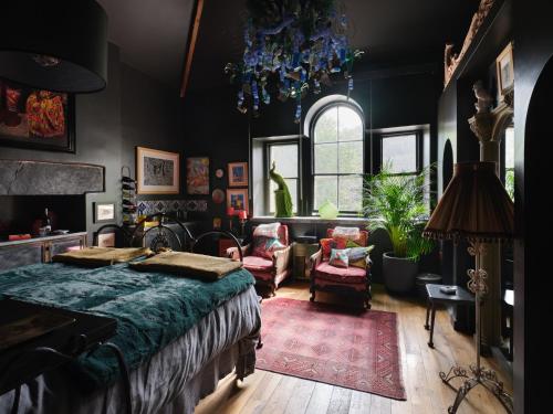 贝图瑟科伊德Alpine Apartments Snowdonia的一间卧室设有一张床和一间客厅。
