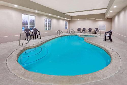 热萨尔弗斯普林斯萨尔弗斯普林斯拉昆塔套房酒店的酒店客房的大型游泳池配有椅子