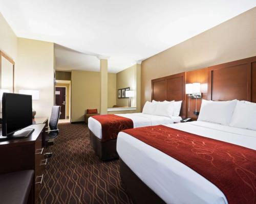 杜波依斯Comfort Suites DuBois的酒店客房设有两张床和一台平面电视。